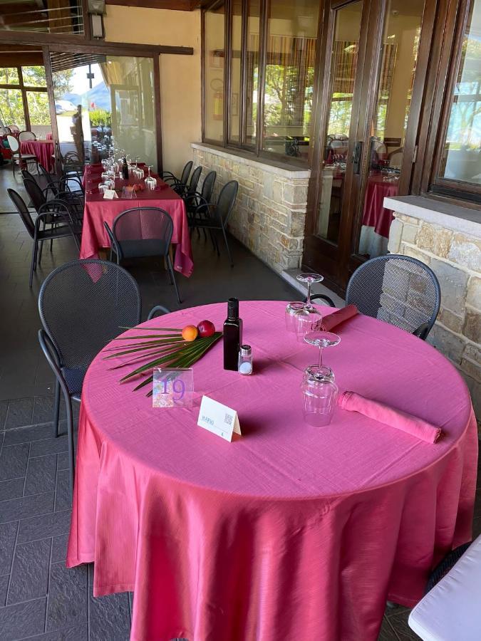 Hotel Tetto Delle Marche - Ristorante Dei Conti Чинголи Екстериор снимка