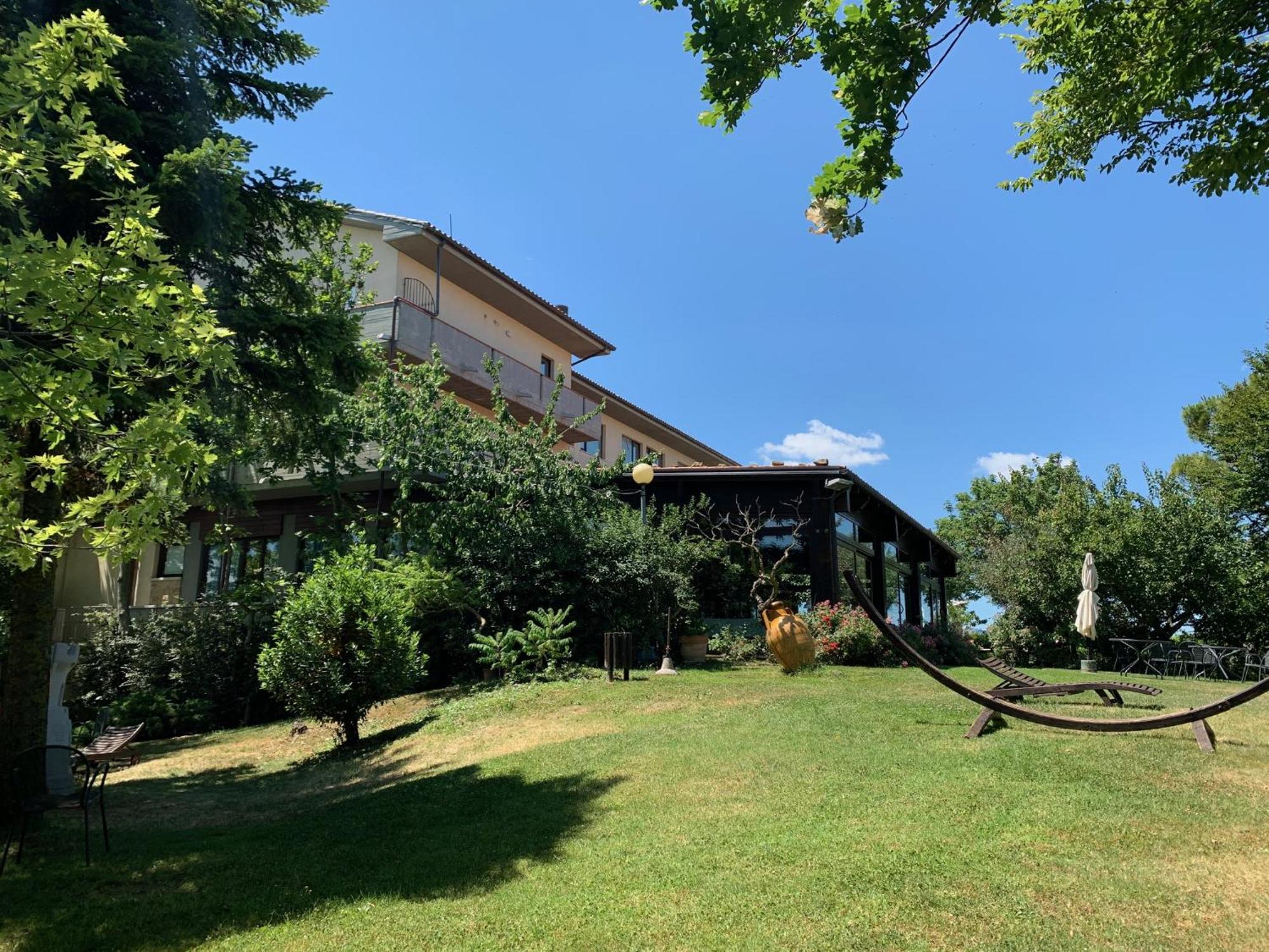 Hotel Tetto Delle Marche - Ristorante Dei Conti Чинголи Екстериор снимка