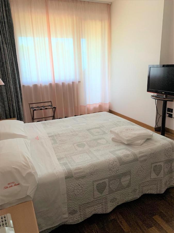 Hotel Tetto Delle Marche - Ristorante Dei Conti Чинголи Екстериор снимка