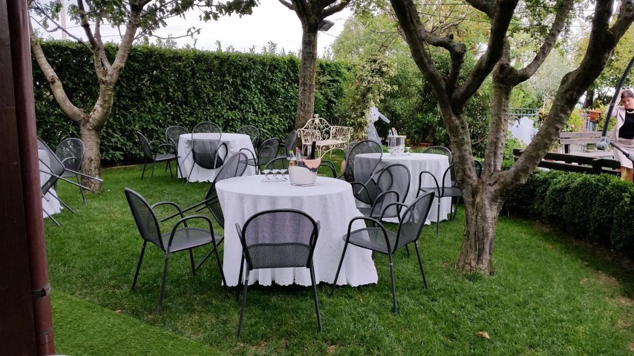 Hotel Tetto Delle Marche - Ristorante Dei Conti Чинголи Екстериор снимка