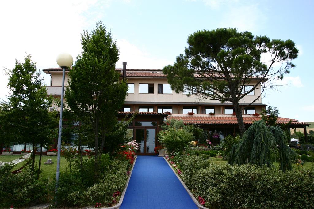 Hotel Tetto Delle Marche - Ristorante Dei Conti Чинголи Екстериор снимка