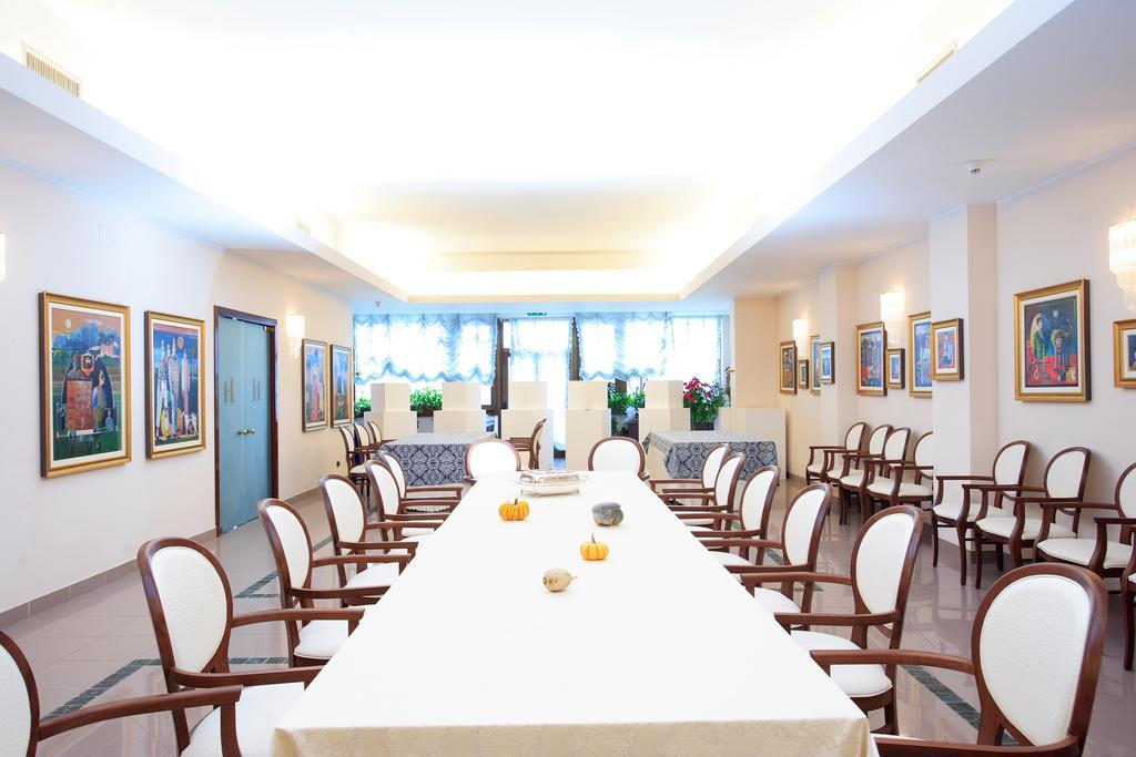 Hotel Tetto Delle Marche - Ristorante Dei Conti Чинголи Екстериор снимка