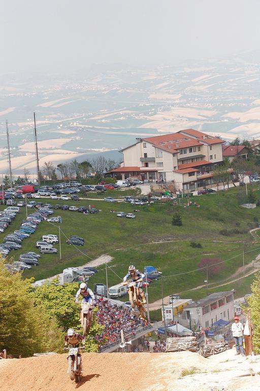 Hotel Tetto Delle Marche - Ristorante Dei Conti Чинголи Екстериор снимка